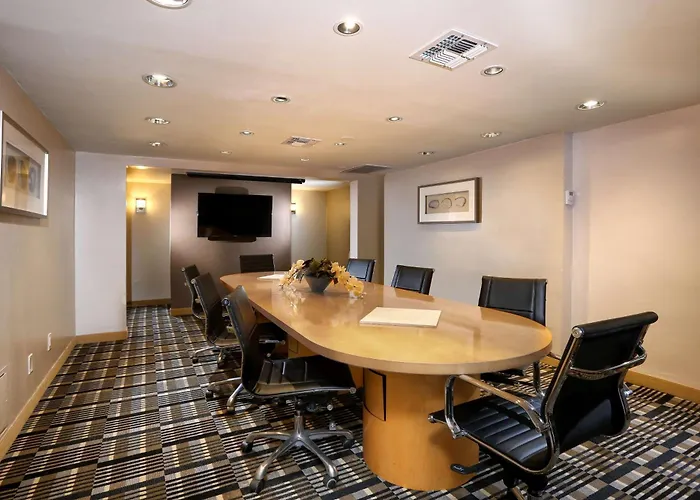 Doubletree By Hilton Airport